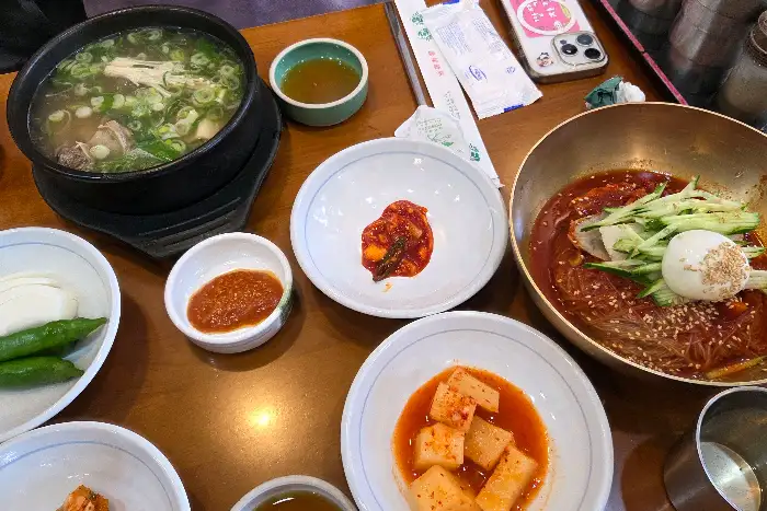 은성면옥의 푸짐한 갈비탕과 비빔냉면 상차림