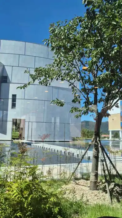 현대적인 건물과 정원이 어우러진 외부 풍경