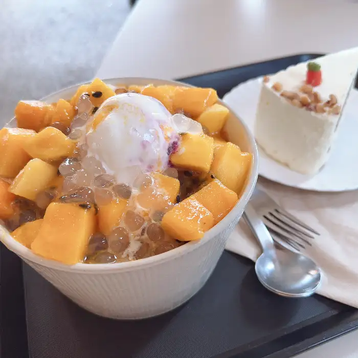 카페호영의 먹음직스러운 체리빙수와 디저트