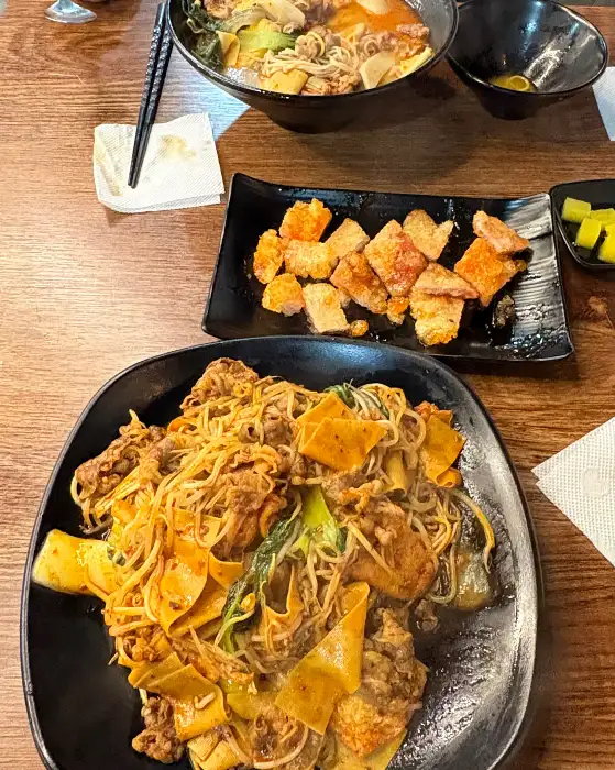 매콤한 마라탕과 꿔바로우가 놓인 샹츠마라 의정부점 테이블