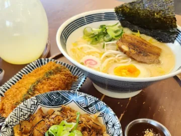 돈코츠 라멘과 바삭한 돈까스, 덮밥이 함께 차려진 면식당 계명대점 한상차림