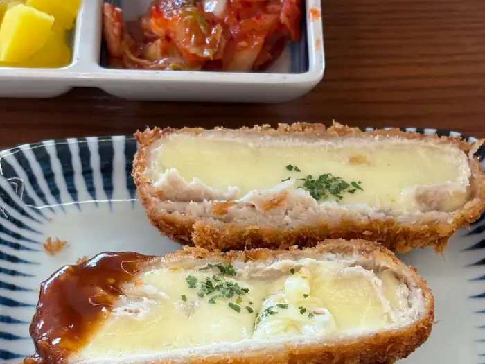 치즈가 가득 흘러내리는 면식당 계명대점의 치즈 돈까스 단면