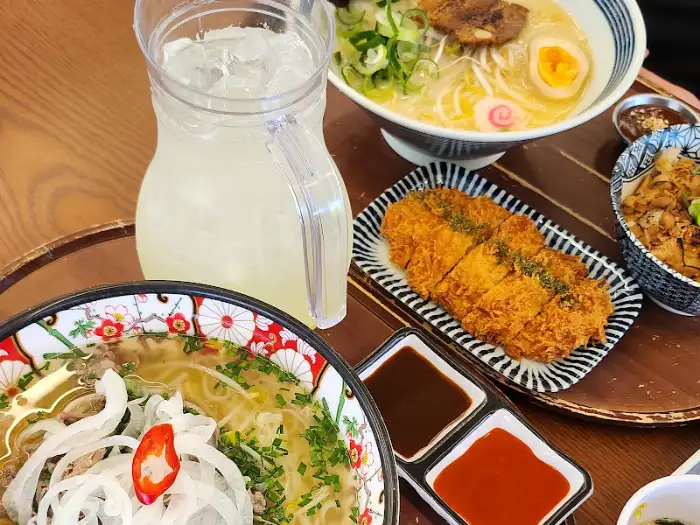 면식당 계명대점에서 제공되는 여러 메뉴와 음료가 함께 담긴 상차림