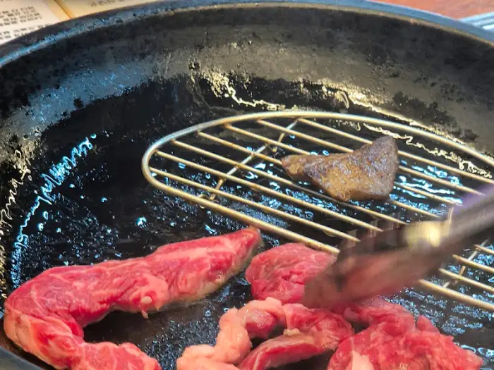 우리가족고기집 돌판 한우 정육식당 인천주안 시민공원역점 돌판 위에서 구워지는 한우