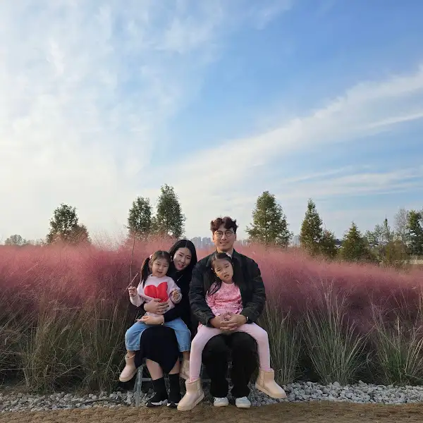화창한 날씨 속 가족 사진 (태백돼지갈비삼겹살과는 직접적인 관련 없음)