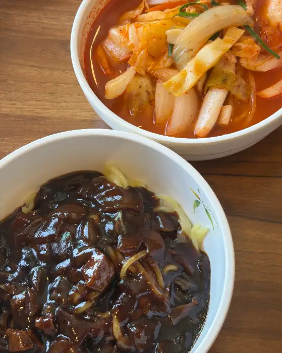 윤기 나는 소스와 탱탱한 면발의 화평 간짜장