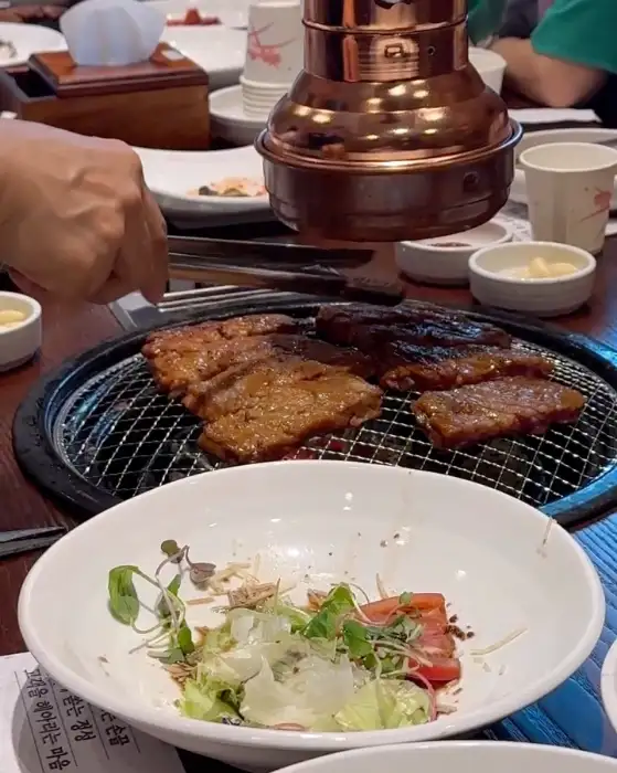 훈장골 수지점에서 구워지는 먹음직스러운 갈비