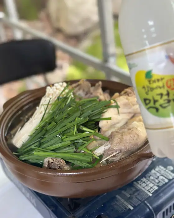 향긋한 약재와 함께 끓여지고 있는 닭백숙