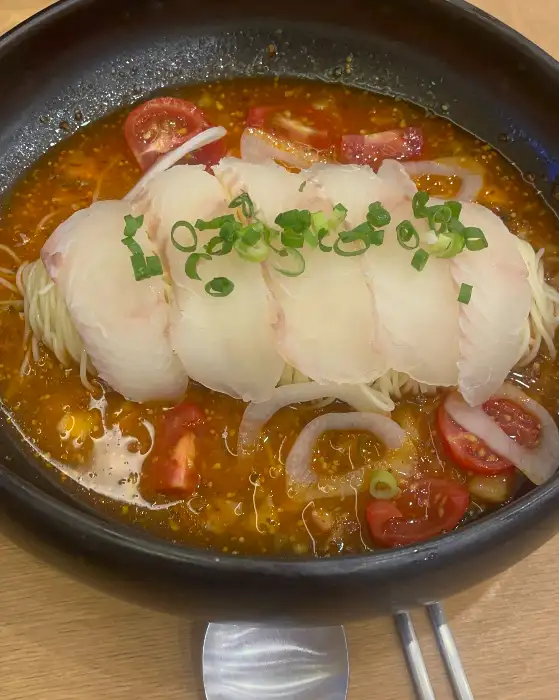 정희 IFC몰점의 다채로운 채소와 생선이 올라간 퓨전 면 요리