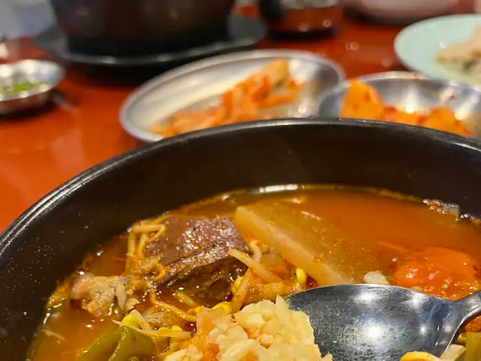 푸짐한 특해장국에 밥과 국물이 담긴 뚝배기 모습