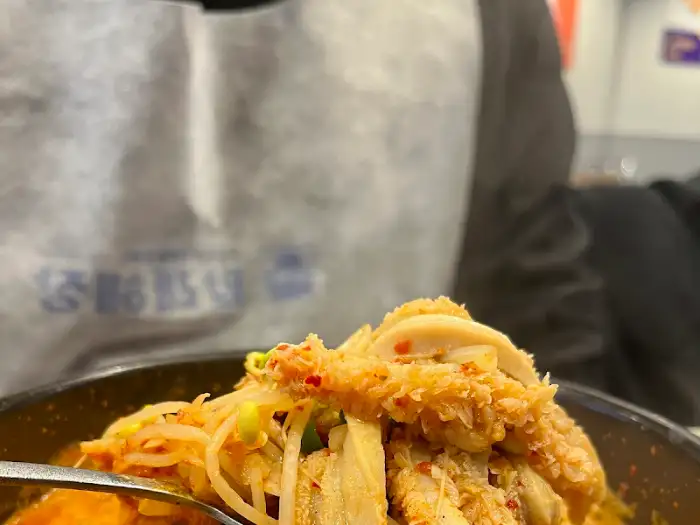 다른 해장국 메뉴에 담긴 푸짐한 건더기 모습