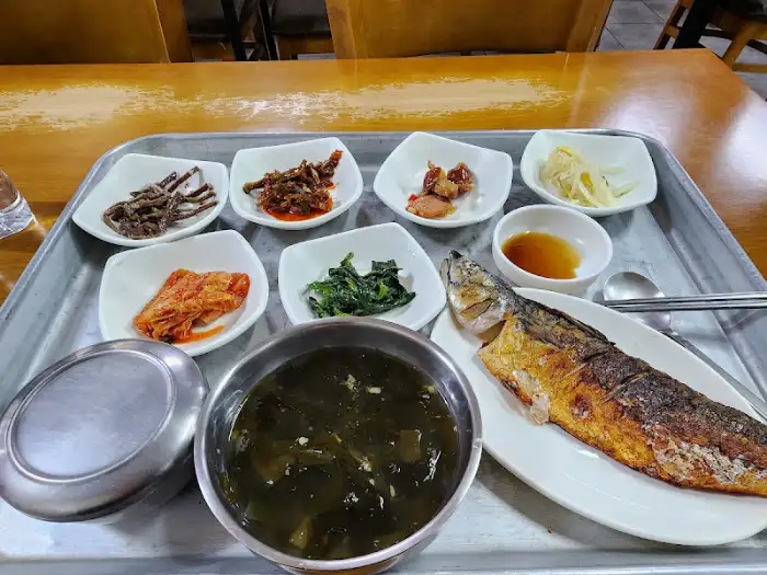 잘 구워진 생선구이와 정갈한 밑반찬, 쌈장, 숭늉이 차려진 백반 한 상