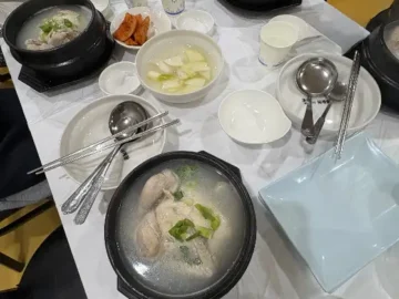 정박사냉면삼계탕 식탁 위 차려진 삼계탕과 반찬