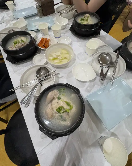 정박사냉면삼계탕 식탁 위 차려진 삼계탕과 반찬