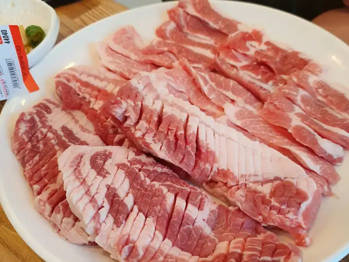 신선하고 먹음직스러운 생고기 모둠