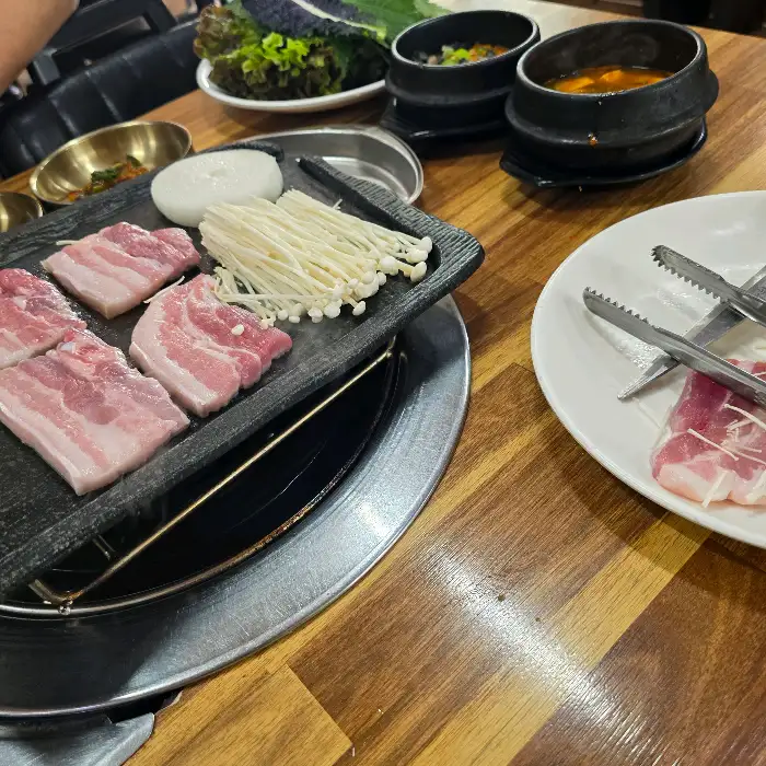 신선한 삼겹살과 쌈 채소, 쌈장으로 즐기는 푸짐한 식사