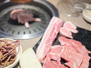 잘 구워진 삼겹살과 목살이 접시에 담겨 있는 모습