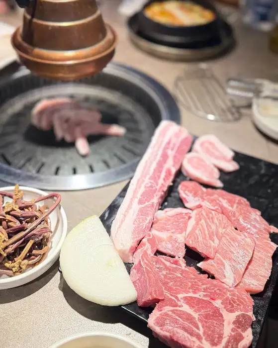 잘 구워진 삼겹살과 목살이 접시에 담겨 있는 모습