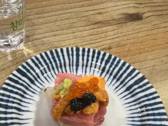 다양한 해산물이 신선하게 올라간 한국횟집의 요리