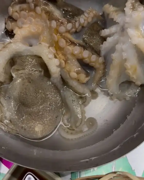 큼직한 문어 다리가 돋보이는 신선한 해산물