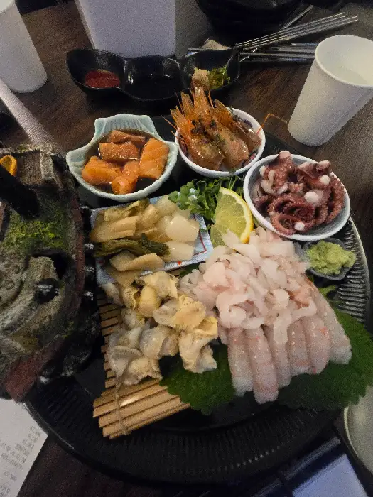 신선한 단새우와 여러 해산물 구성