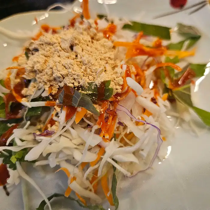 산뜻한 채소와 함께 버무려진 회무침