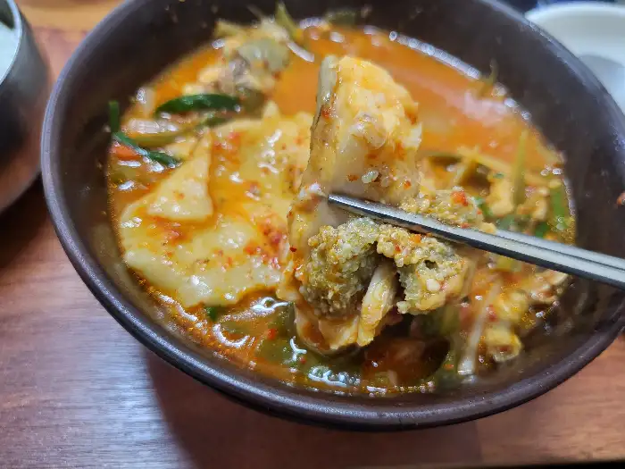 막 부쳐낸 듯 따뜻하고 고소한 두부전입니다.