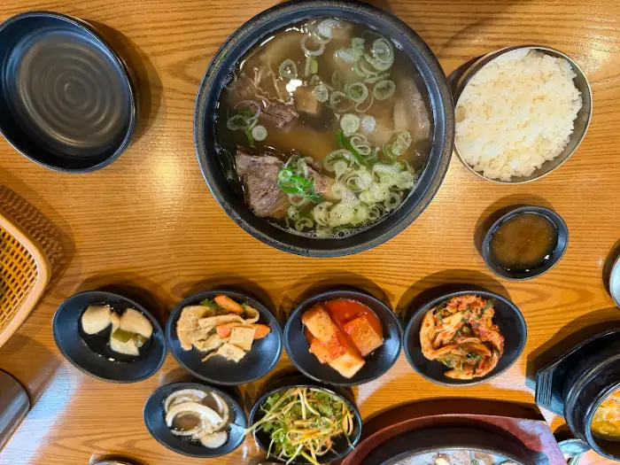 테이블에 차려진 전체 음식 모습