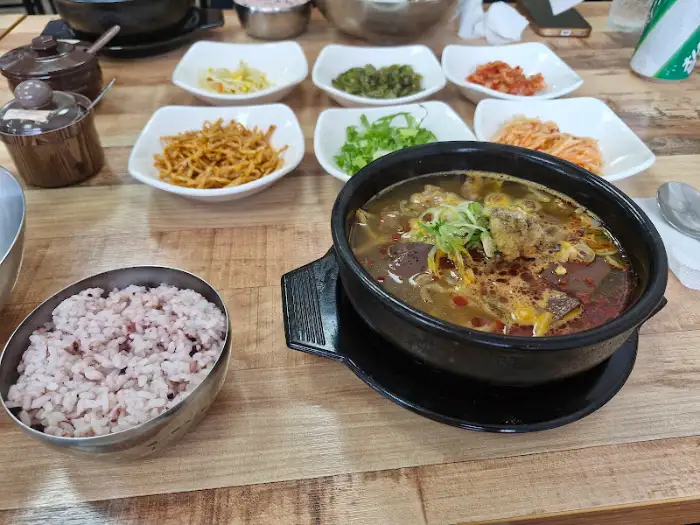 한 상 가득 차려진 선지국과 비빔밥, 밑반찬