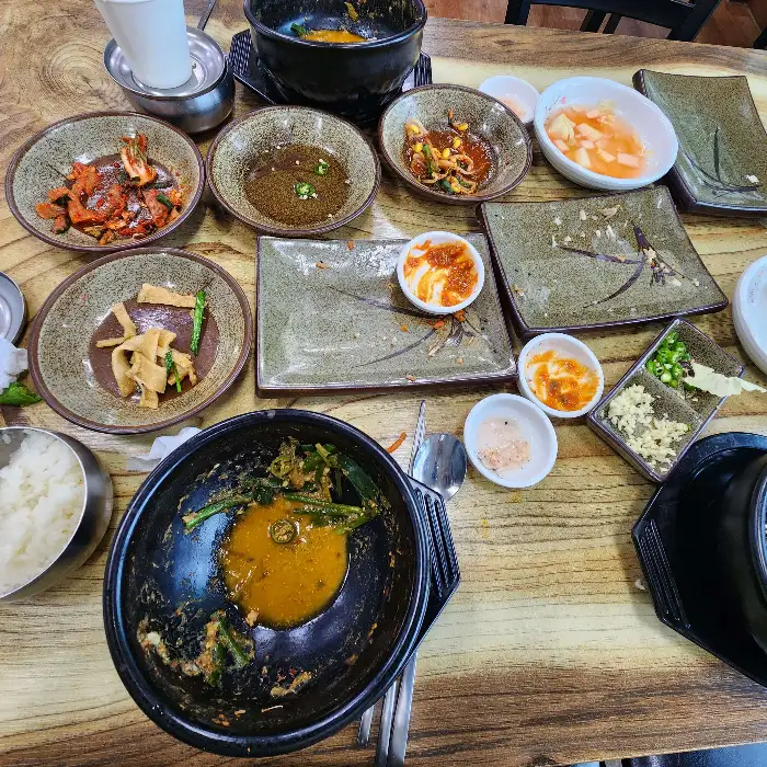 다양한 반찬과 함께 차려진 추어탕 한상차림