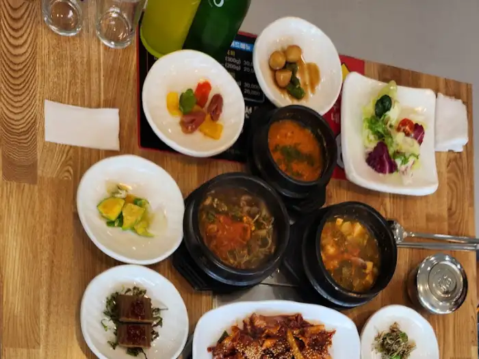 다양한 찌개와 반찬, 쌈 채소 등이 차려진 온정정육식당 상차림