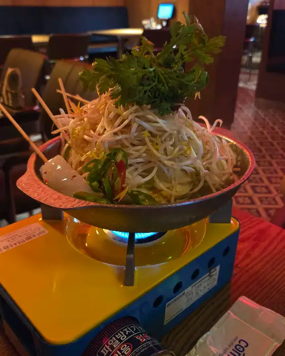 따뜻한 조명 아래 준비된 숯토리 광주수완직영점의 퓨전 요리