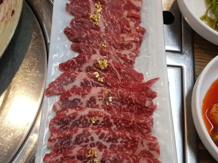 고급스럽게 플레이팅된 한우 구이