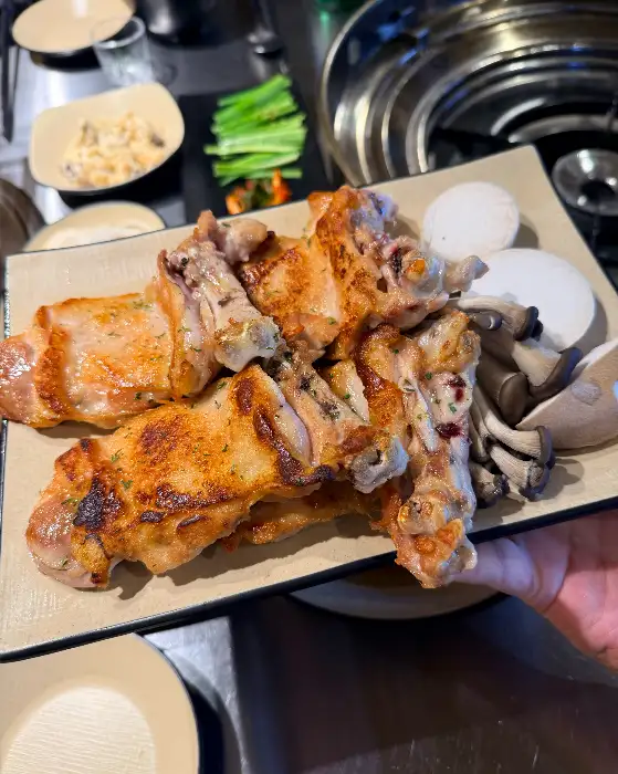 부막숯불닭갈비 포항문덕점에서 제공하는 닭갈비와 버섯, 쌈 채소