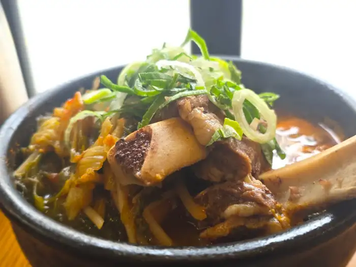뜨끈한 국물의 갈비탕 모습