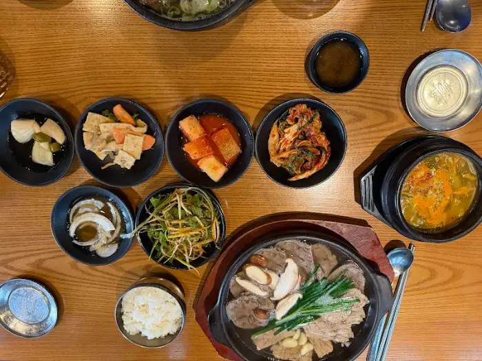기본 반찬과 밥, 갈비탕이 차려진 모습