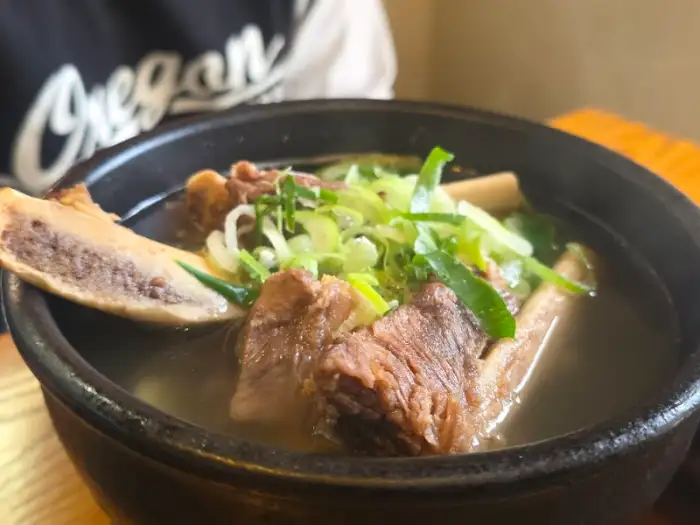 갈비탕의 국물과 고기 모습