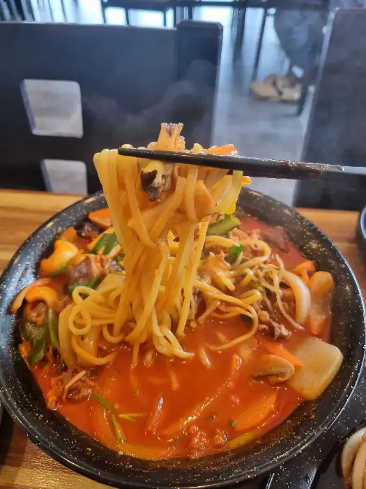 감성짬뽕의 푸짐한 차돌짬뽕 국물 클로즈업