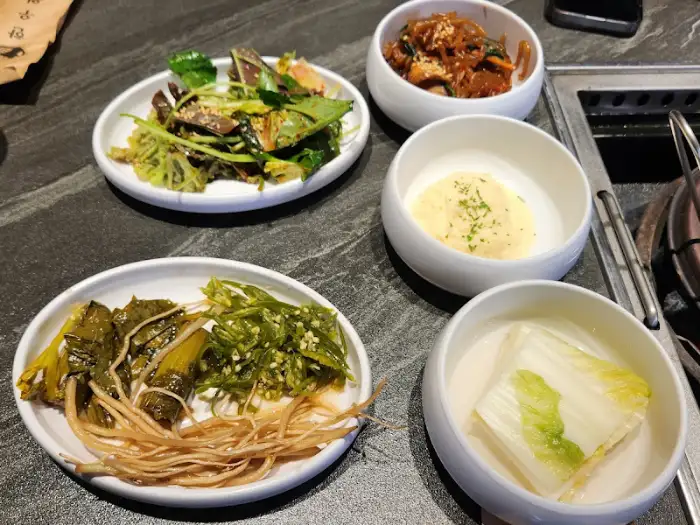 다양한 밑반찬이 차려진 테이블 세팅