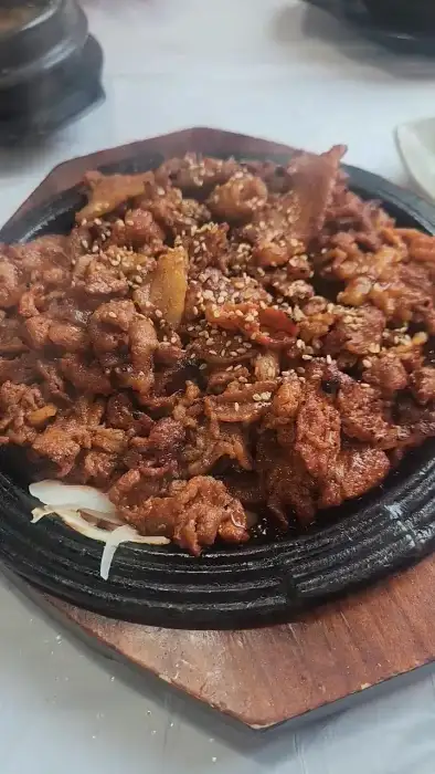 푸짐하게 차려진 간장 불고기 한 접시
