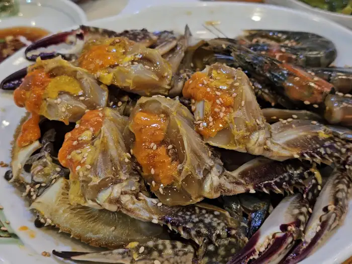 꽃돌게장1번가 정식에 포함된 신선하고 알이 꽉 찬 간장게장