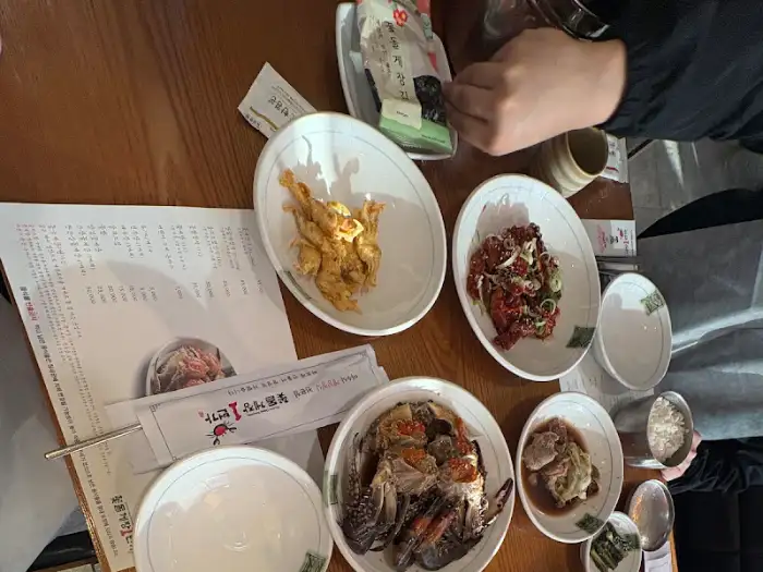 꽃돌게장1번가 테이블 세팅과 음식 메뉴 일부