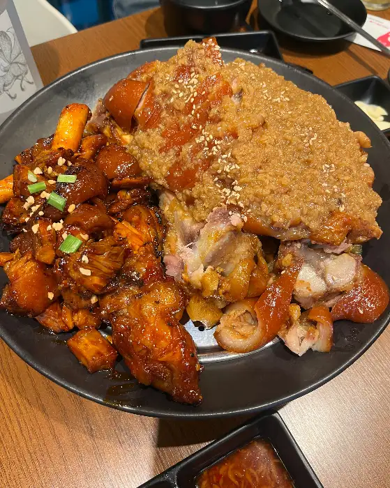 푸짐하게 차려진 족발과 다양한 곁들임 메뉴