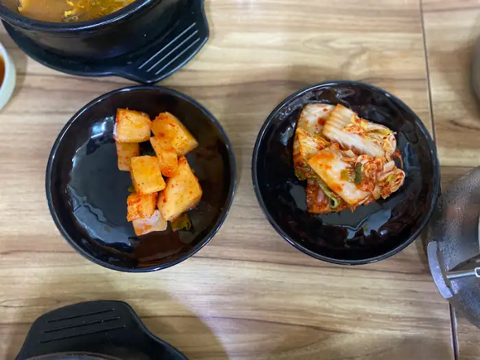 그집해장국 김치와 깍두기, 밥에 곁들여 먹기 좋은 맛