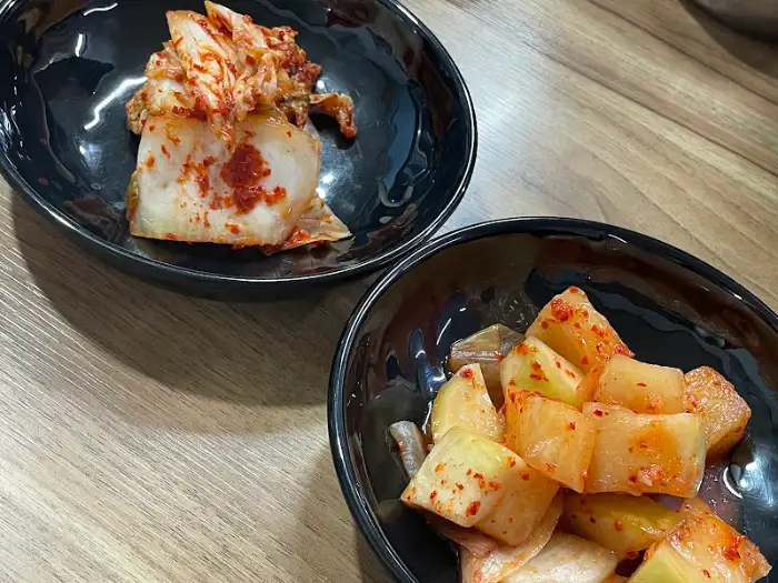 그집해장국 김치와 깍두기, 해장국 맛의 기본을 지키는 곁들임