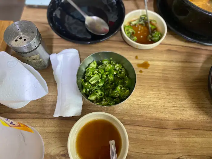 그집해장국 곁들임 재료, 취향에 따라 국물 맛을 조절할 수 있는 청양고추