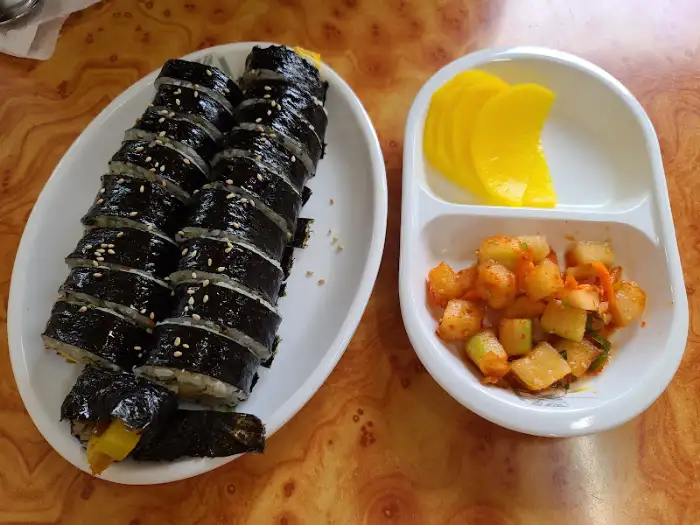 맛있게 말아진 땡초김밥과 곁들임 반찬
