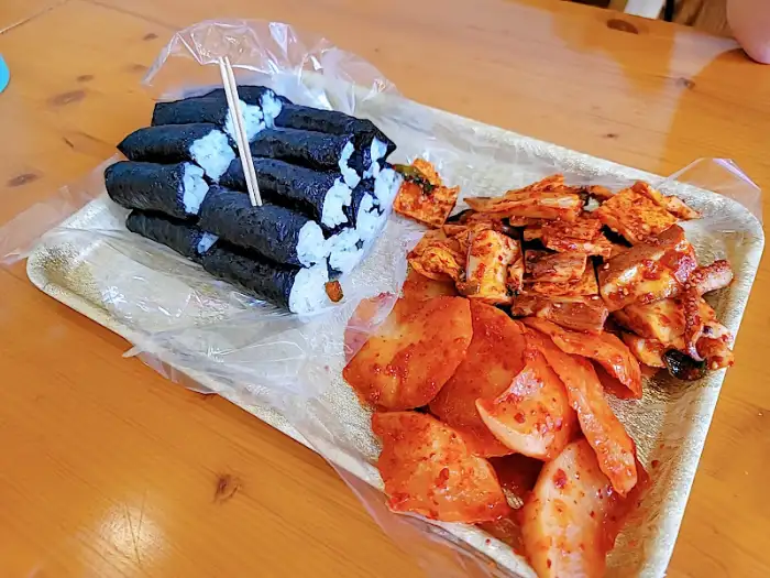 포장용기에 담긴 땡초김밥과 볶음김치