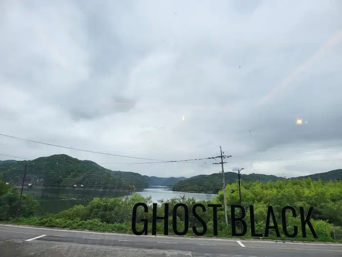 고스트블랙 로고가 보이는 창밖 풍경, 호수와 산