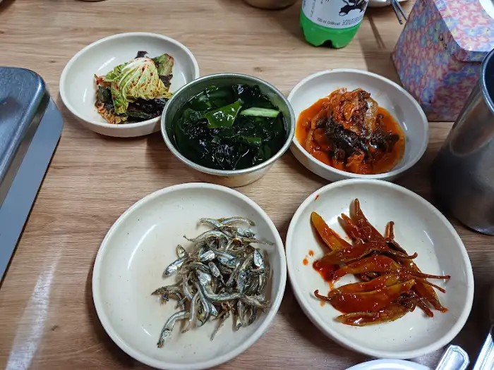 다양한 밑반찬이 차려진 테이블